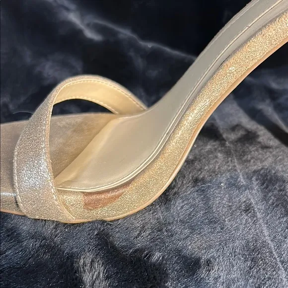 🔥🔥 BRIAN ATWOOD NWOT 🔥🔥 BRAND NEW Gold Stiletto With Tassel Detail