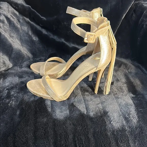 🔥🔥 BRIAN ATWOOD NWOT 🔥🔥 BRAND NEW Gold Stiletto With Tassel Detail