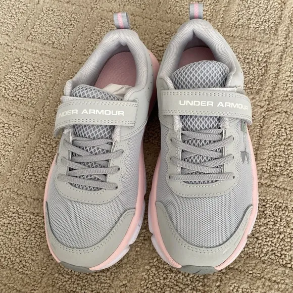 🦋 New! Girl’s Under Armour Sneakers Size 2Y