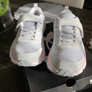 🦋 New! Girl’s Under Armour Sneakers Size 2Y