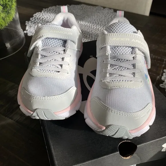 🦋 New! Girl’s Under Armour Sneakers Size 2Y