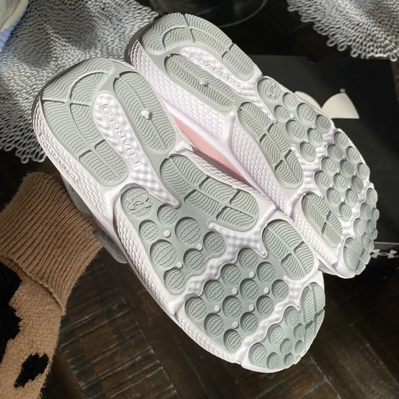 🦋 New! Girl’s Under Armour Sneakers Size 2Y