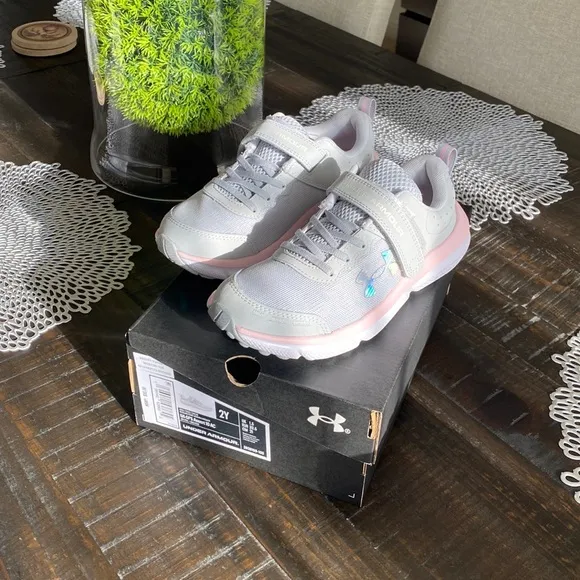 🦋 New! Girl’s Under Armour Sneakers Size 2Y