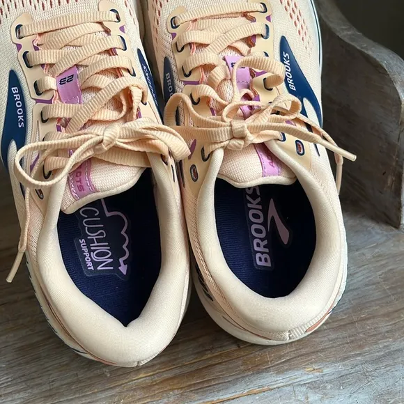🤍 NWOT Brooks Adrenaline GTS 23 Size 8.5 Peach / Pink / Blue Running Shoes