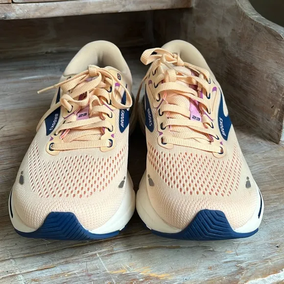 🤍 NWOT Brooks Adrenaline GTS 23 Size 8.5 Peach / Pink / Blue Running Shoes