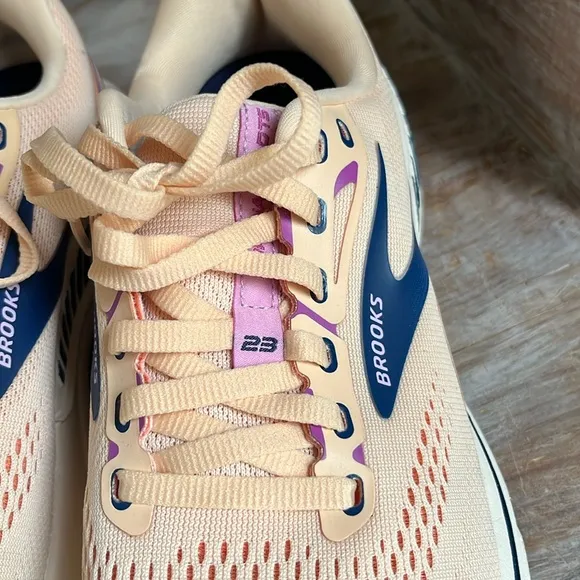 🤍 NWOT Brooks Adrenaline GTS 23 Size 8.5 Peach / Pink / Blue Running Shoes