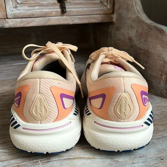 🤍 NWOT Brooks Adrenaline GTS 23 Size 8.5 Peach / Pink / Blue Running Shoes