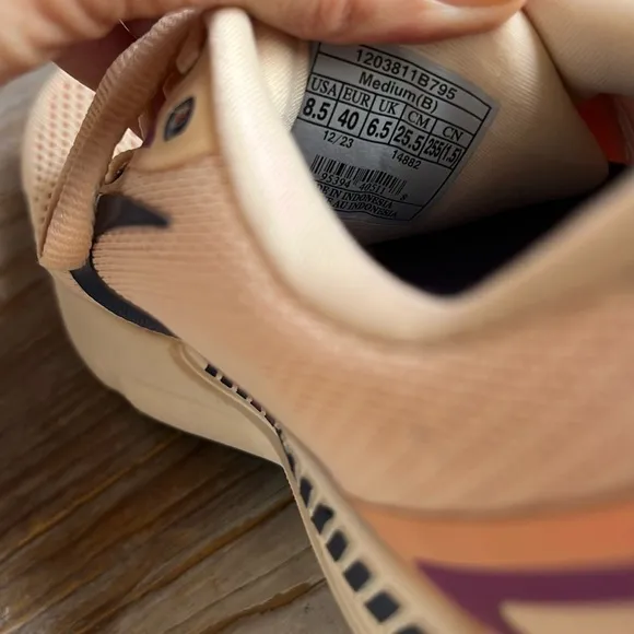 🤍 NWOT Brooks Adrenaline GTS 23 Size 8.5 Peach / Pink / Blue Running Shoes