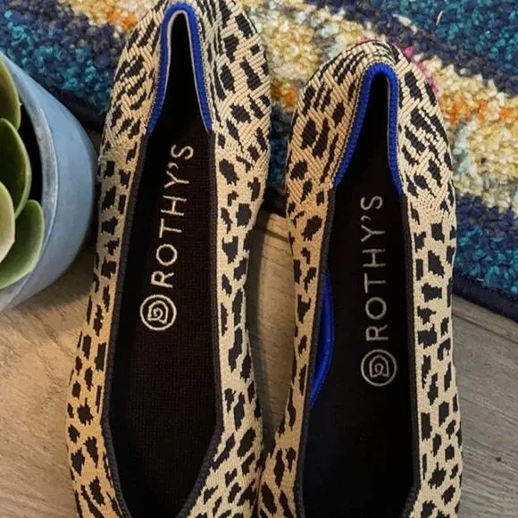 - - Rothys the point size 7 leopard print woman’s flat shoes