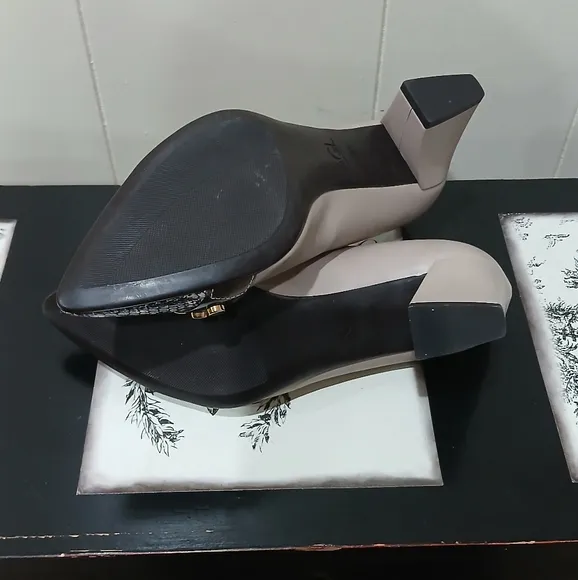 $385 AGL Leather Mila Cap Toe Pump Block Heel Shoes Sz 35.5/ 5.5US Made In Italy