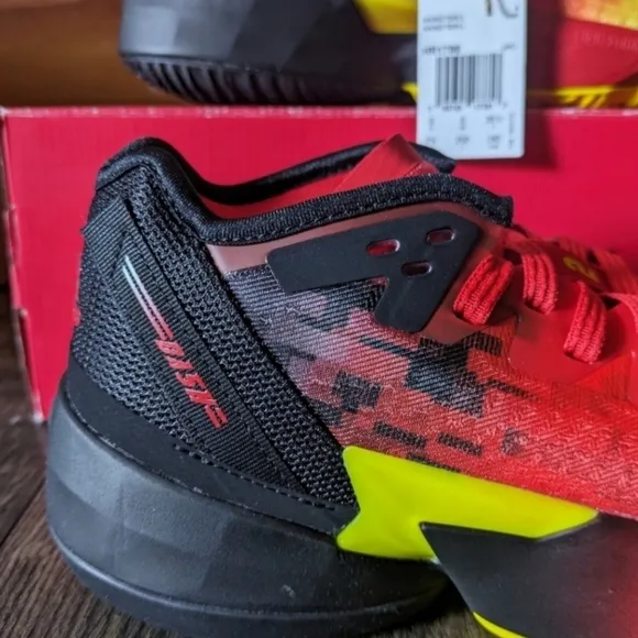 Adidas DON Issue 4 X Pixar The Incredibles Dash Kids 6.5Y Youth Red 122024