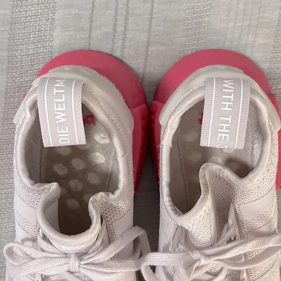 ADIDAS | Girls Adidas NMD R1 Shoes Off White and Hot Pink Size 5