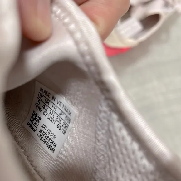 ADIDAS | Girls Adidas NMD R1 Shoes Off White and Hot Pink Size 5