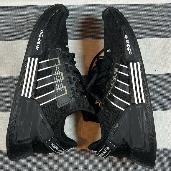 Adidas NMD R1 V2 SHOES Mens Athletic Shoes Sneakers Black White Size 8 1/2