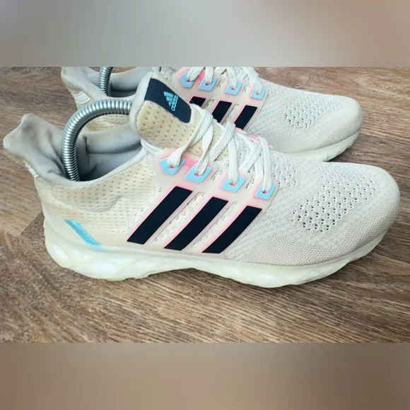 ADIDAS ORIGINAL WOMEN ULTRABOOST WEB DNA SIZE 9- GX2137