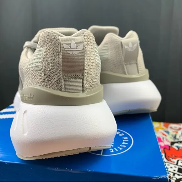 Adidas Swift Run 22 Sesame Size 7y / 8.5 Womens
