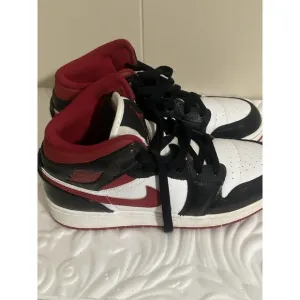 Air Jordan 1 Mid Gym Shoes for Men - Red/Black