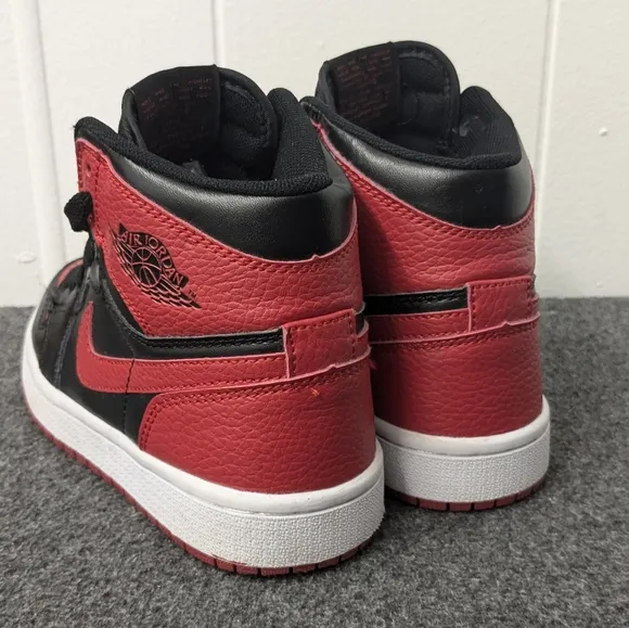 Air Jordan 1 Retro High OG Bred Red Black Size 5.5 Women