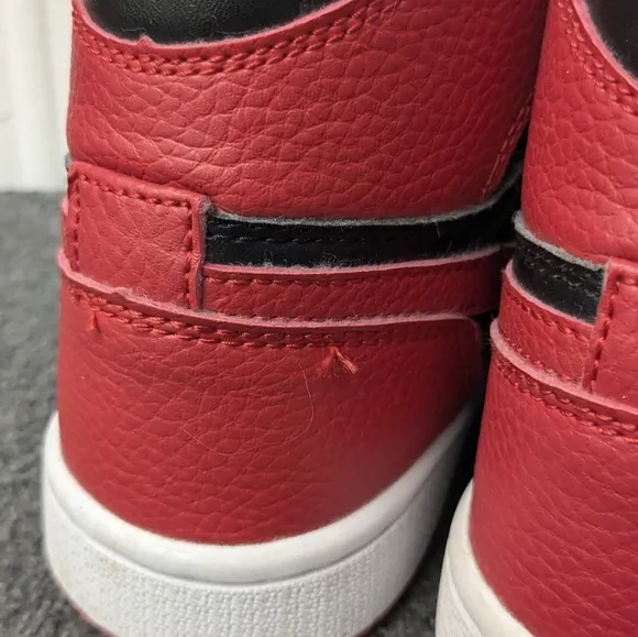 Air Jordan 1 Retro High OG Bred Red Black Size 5.5 Women