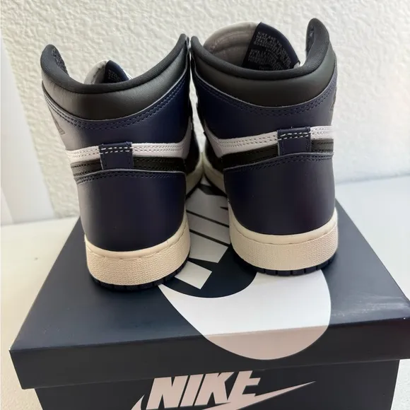 Air Jordan 1 Retro High OG  “Midnight Navy” Grade School Kids shoes