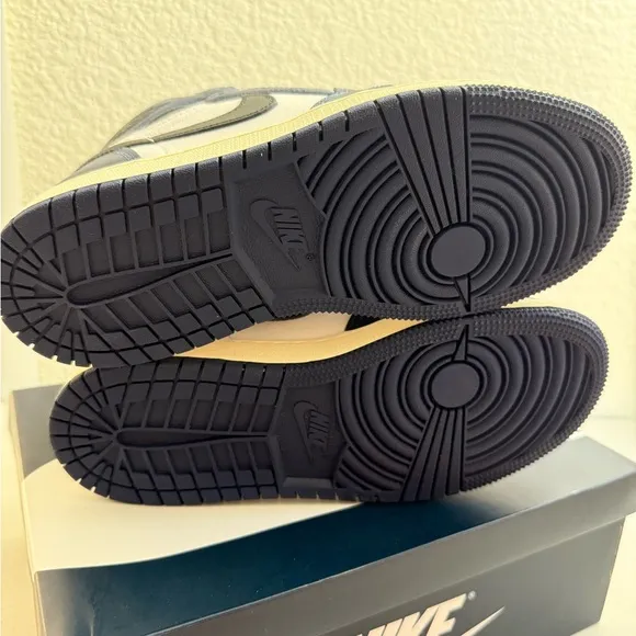 Air Jordan 1 Retro High OG  “Midnight Navy” Grade School Kids shoes