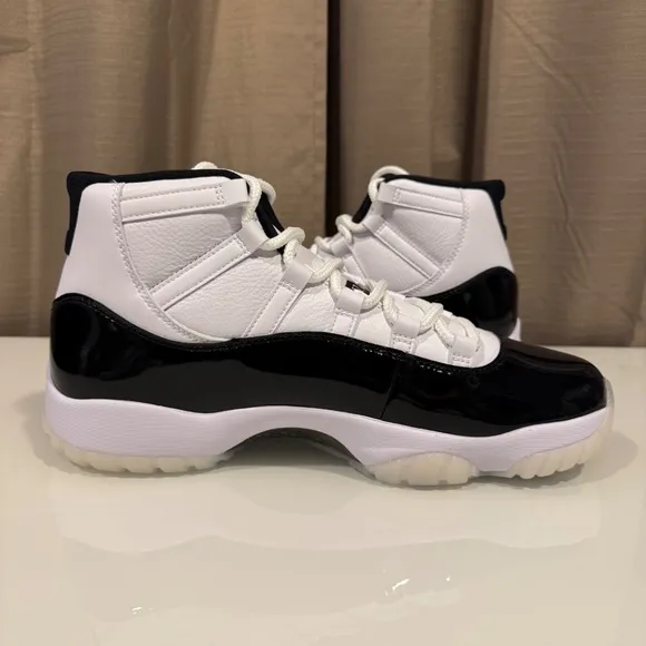 Air Jordan Retro 11 (Mens sz 11)