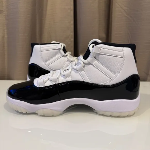 Air Jordan Retro 11 (Mens sz 11)