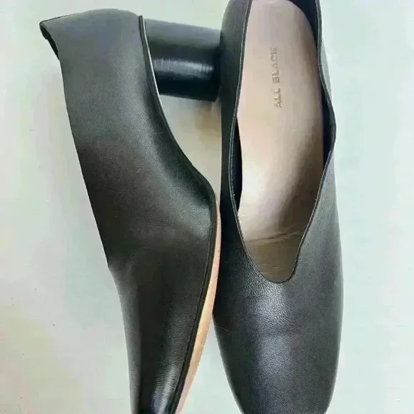 ALL BLACK Leather Pumps