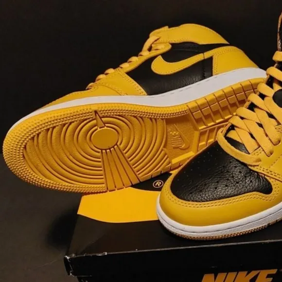 AuthenticJordan 1 Retro OG High Pollen NEW with Box Size 4.5 Womens‎ Size 6 #430