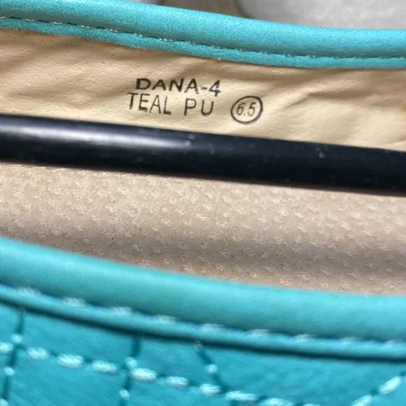 Bella Marie Teal Chain Dana Flat size 6.5
