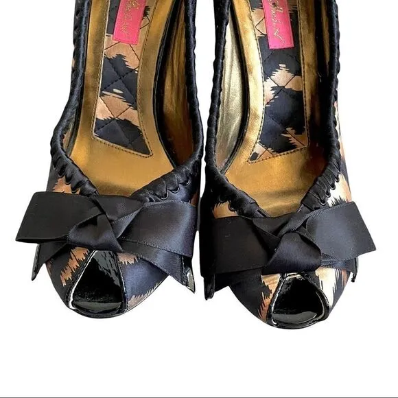BETSY JOHNSON Leopard Print Satin Peep Toe High Heel Shoes Bow Detail 8.5