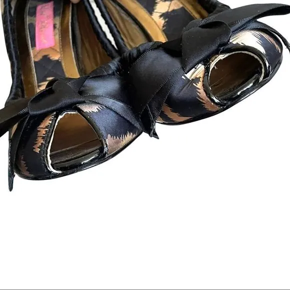 BETSY JOHNSON Leopard Print Satin Peep Toe High Heel Shoes Bow Detail 8.5