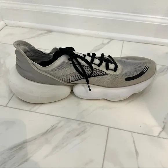 Brooks Aurora-BL Running Shoes in White/Alloy/Black Mens Size 11