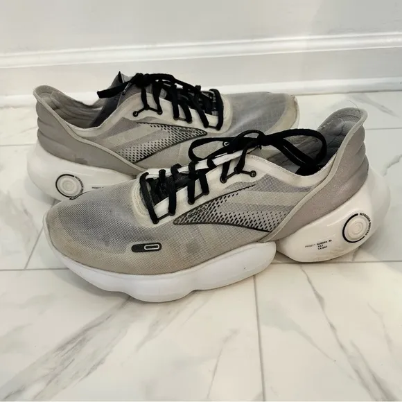 Brooks Aurora-BL Running Shoes in White/Alloy/Black Mens Size 11