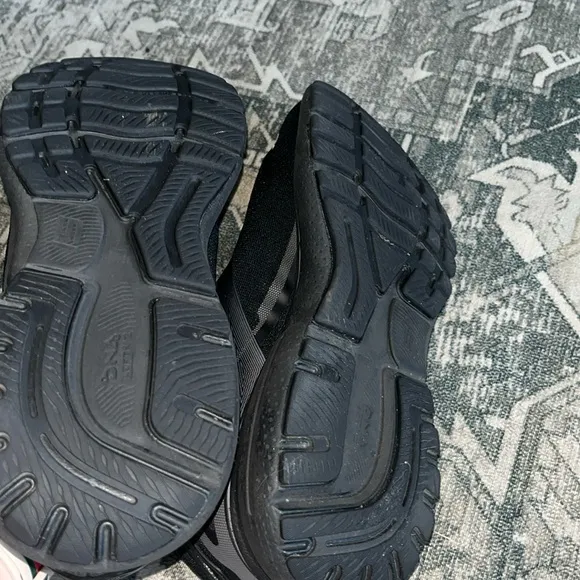 Brooks men’s Black Ghost Athletic Shoes with Cushioned Midsole size 9