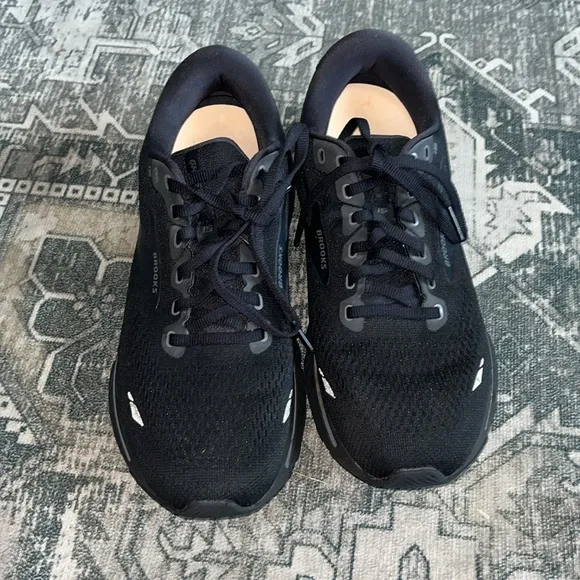 Brooks men’s Black Ghost Athletic Shoes with Cushioned Midsole size 9