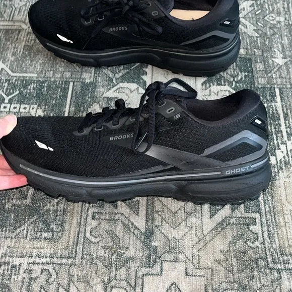 Brooks men’s Black Ghost Athletic Shoes with Cushioned Midsole size 9