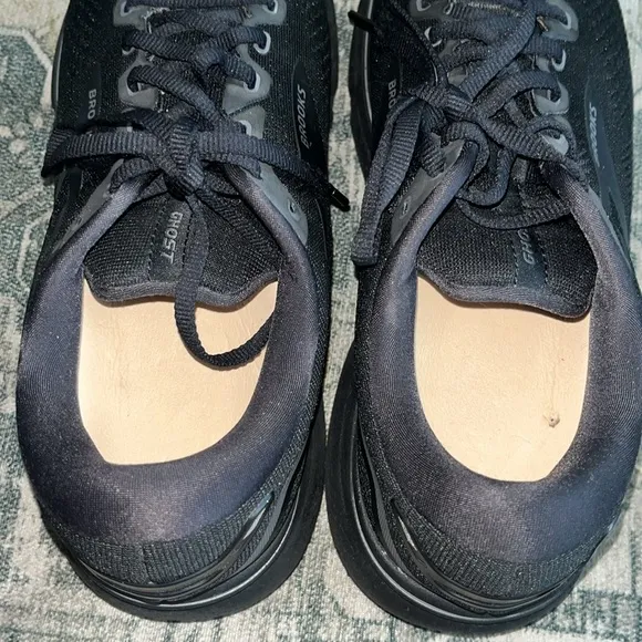 Brooks men’s Black Ghost Athletic Shoes with Cushioned Midsole size 9