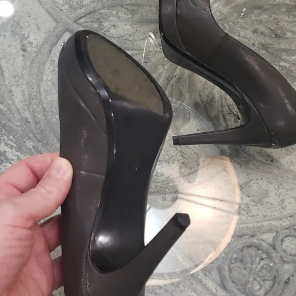 CALVIN KLEIN WOMEN'S LEATHER PLATFORM PUMPS LIKE NEW SZ 7