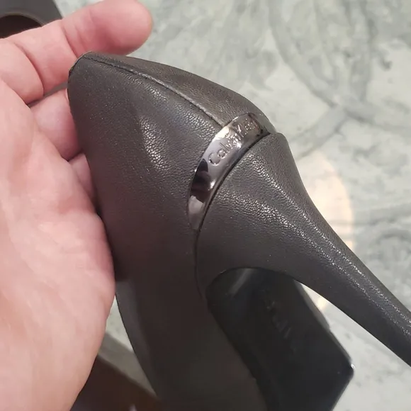 CALVIN KLEIN WOMEN'S LEATHER PLATFORM PUMPS LIKE NEW SZ 7