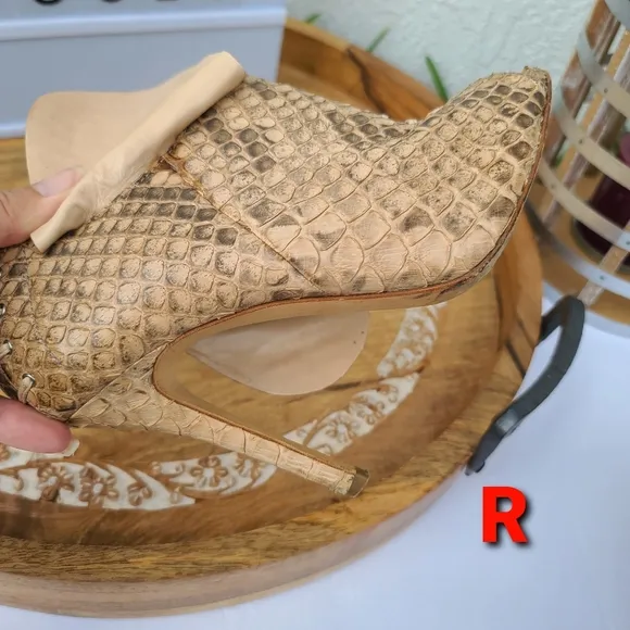 Camilla Skovgaard Python sz 38. Please refer to all photos