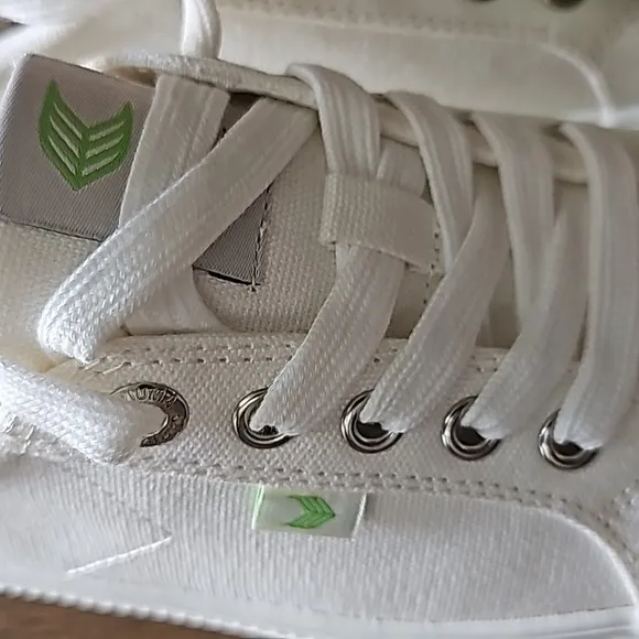 Cariuma sneakers The OCA all white canvas shoe laced shoes sz 8 WM or 6.5 Men's