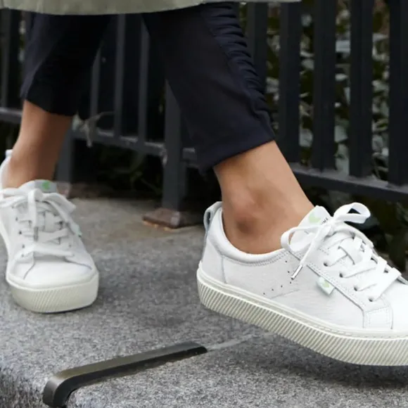 Cariuma The Oca Canvas Sneakers Women Size 8 Unisex Lace Up Comfy Off White