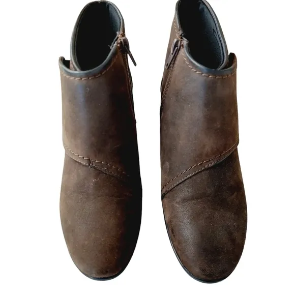 Clarks Caddell Rush Boot Size 6 Brown Leather Low Wedge Distress Comfy Botties