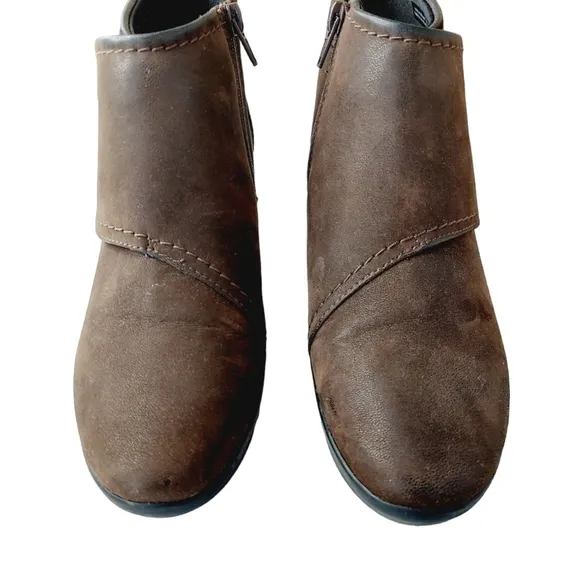 Clarks Caddell Rush Boot Size 6 Brown Leather Low Wedge Distress Comfy Botties