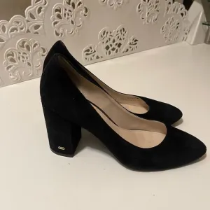 Cole Haan gorgeous thick heels Suede leather shoes