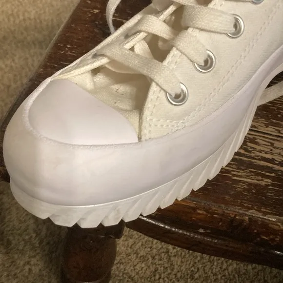 Converse all star chunky sole size 8.5 men’s , 10.5 women’s. Summertime