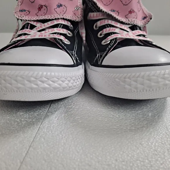 Converse Chuck Taylor Hello Kitty Junior Size 6 These are in excellent condition