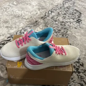 Cream and Pink Low-Top Sneakers with Vibrant Accents