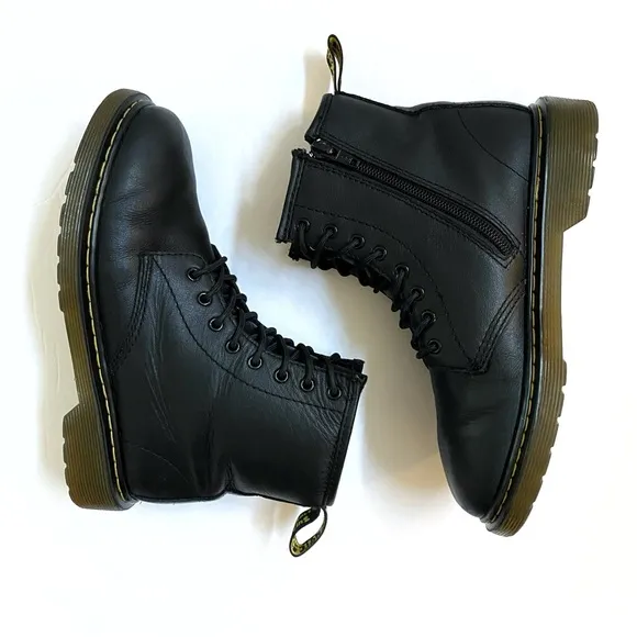 DR. MARTENS DELANEY 1460 black leather 8 eyelet lace up ankle boots